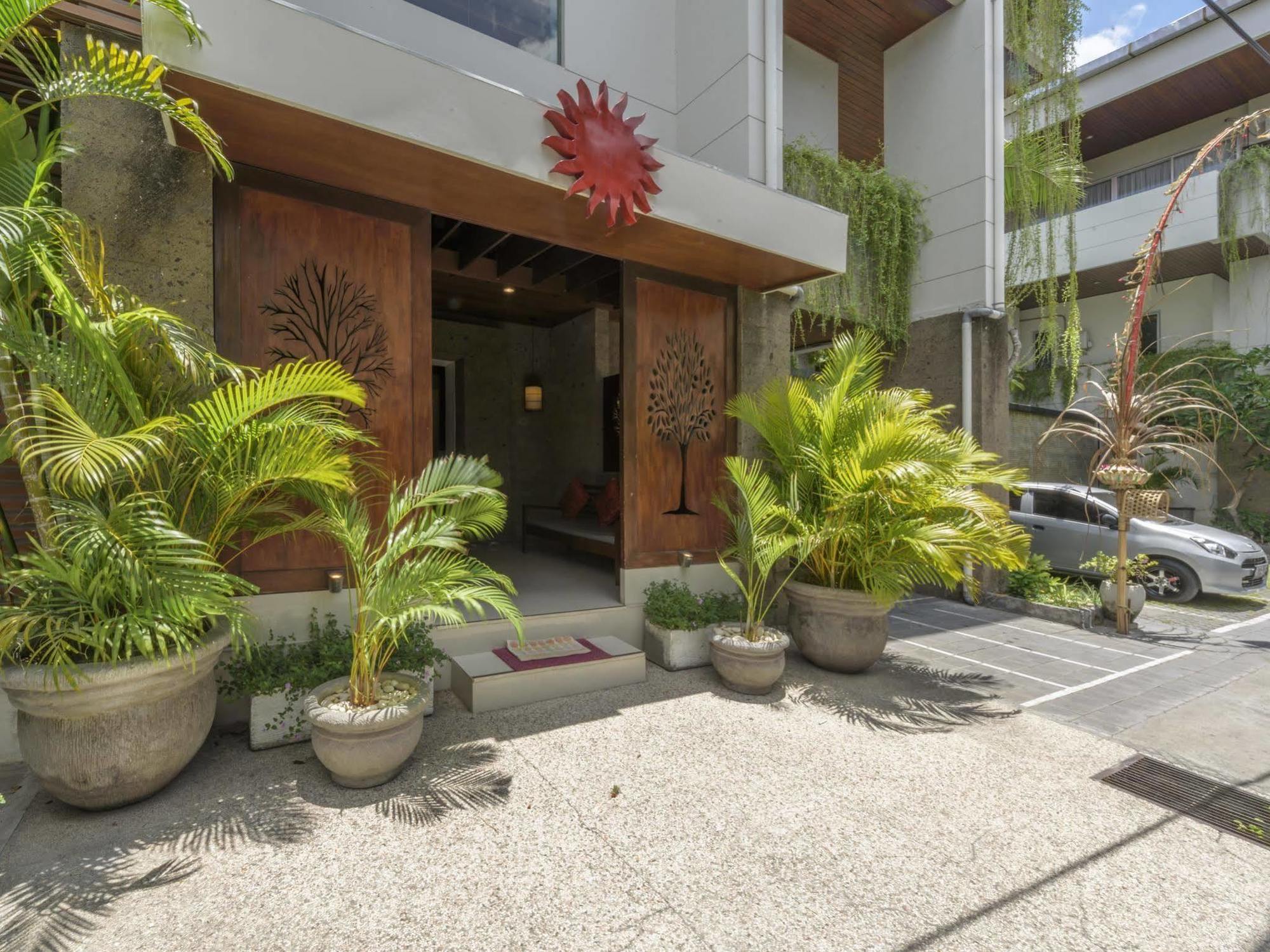Swiss-Belcourt Sunset Aparthotel Seminyak Buitenkant foto